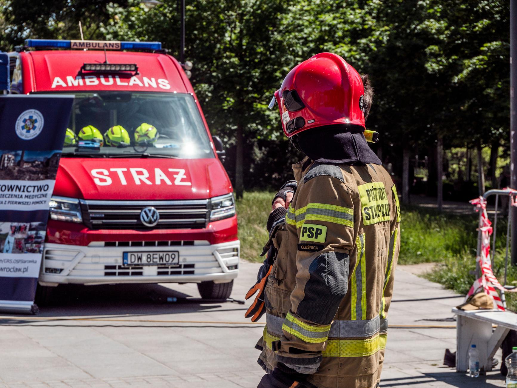 Strażak z Piastowa świętujący ukończenie 50. Biegu Piastów, symbol determinacji i sukcesu