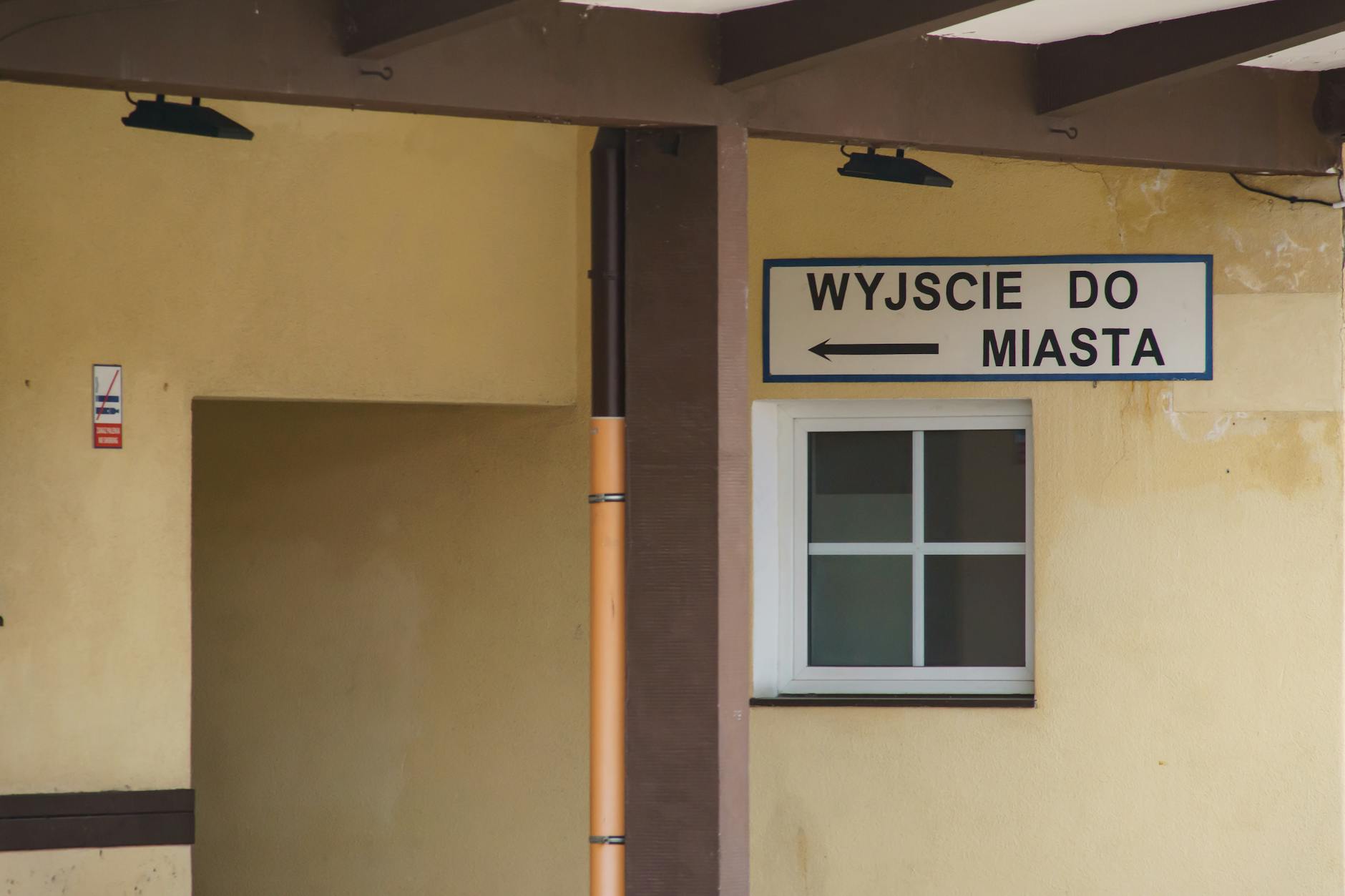 Lekarz kardiolog wykonujący badanie EKG, zdjęcie symbolizujące kolejki do kardiologa w Piastowie
