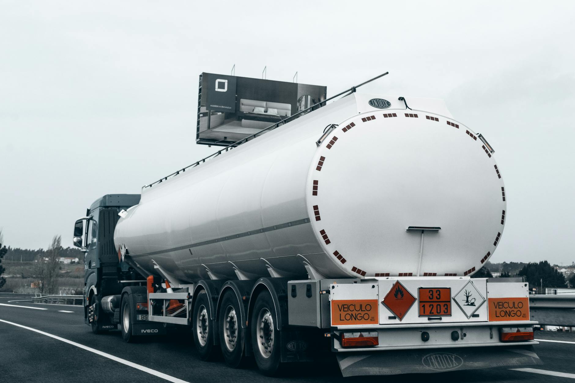 Mapa drogowa łącząca Piastów i Pruszków, symbolizująca usprawniony transport zbiorowy